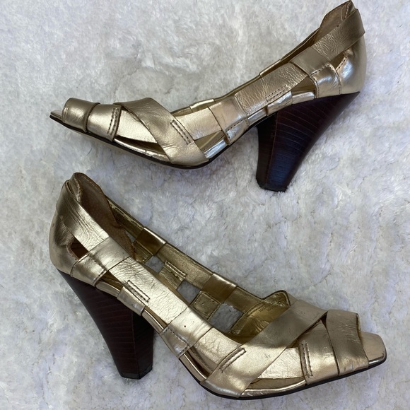 VINCE CAMUTO Peep Toe Sandal GOLD 8 - Picture 9 of 11